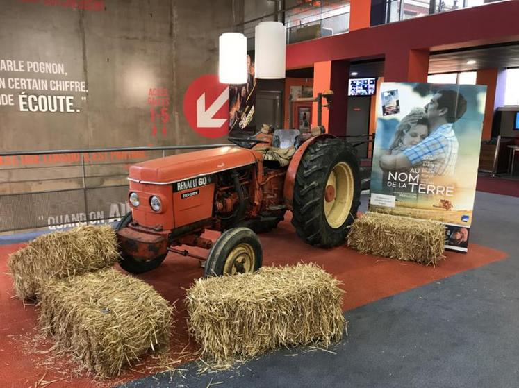 Des agriculteurs avaient prêté le tracteur familial pour l'avant-première.