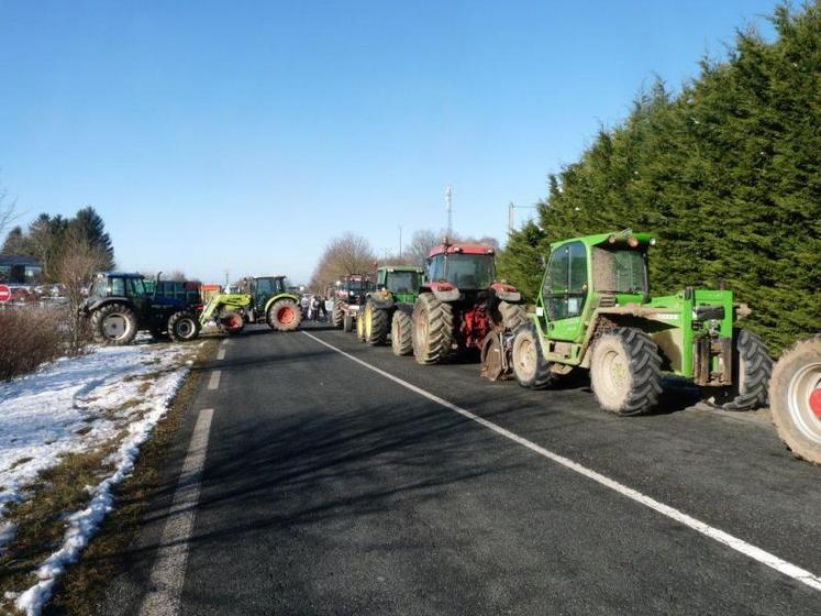 A Alban, une centaine d'agriculteurs et une vingtaine de tracteurs ont bloqué la D999 ce lundi 9 février.