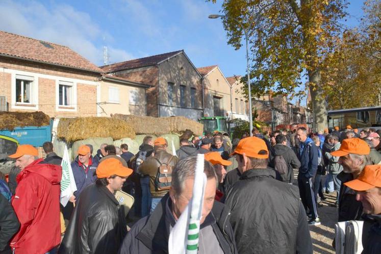 Plus d’une centaine de Tarnais coiffés de casquettes orange sont venus défendre les communes tarnaises à Montauban.