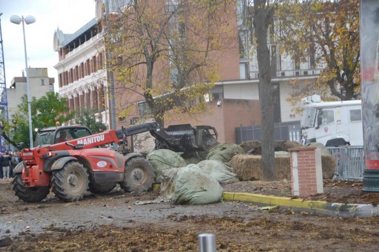 Fumier, lisier, baches et pneus ont été déversés dans les rues et devant la préfecture pour démontrer le ras le bol.