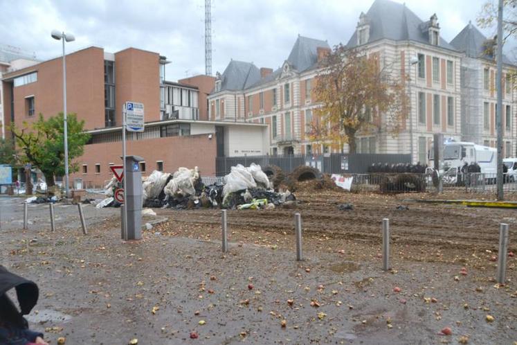 Les CRS ont riposté au fumier des agriculteurs par les canons à eau.