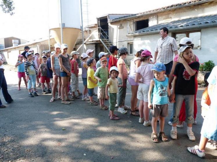 C'est sur leur propre commune, chez les frères Redoulès et leur 600 brebis laitières, que les cinquante enfants de l'école privée de Vénès se sont rendus, ce jeudi 1er juillet.
