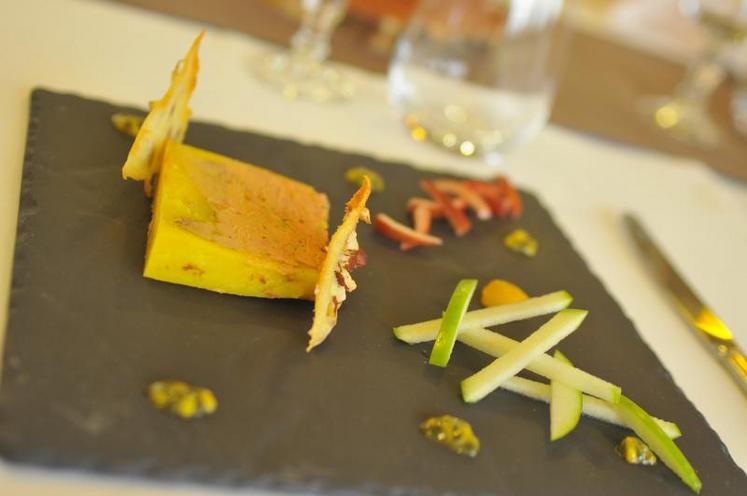 En entrée : un marbré de foie gras au safran, gelée de fruits de la passion, tuile façon croquant de Cordes.