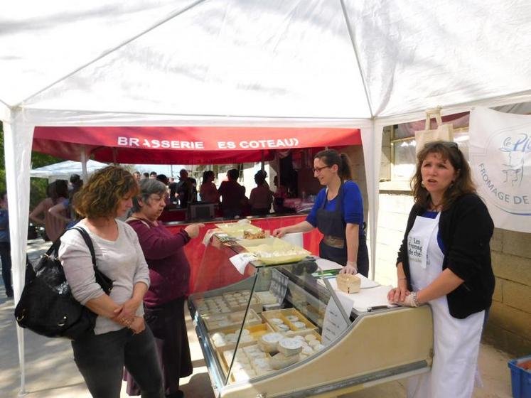 La Chambre d’agriculture et le syndicat des chevriers du Tarn organisaient le 9 avril la journée de la chèvre. Le matin, ce sont les éleveurs qui se sont retrouvés et qui ont partagé un buffet.