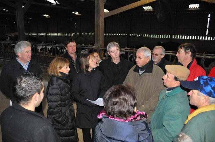 Josiane Chevalier entourée de la profession agricole sur l'exploitation de M. Caussé à Carlus