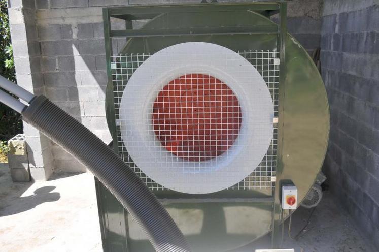 Une partie de l’électricité permet de faire tourner ce ventilateur dédié au séchage de fourrage ou de bois, à l’aide d’un caisson.