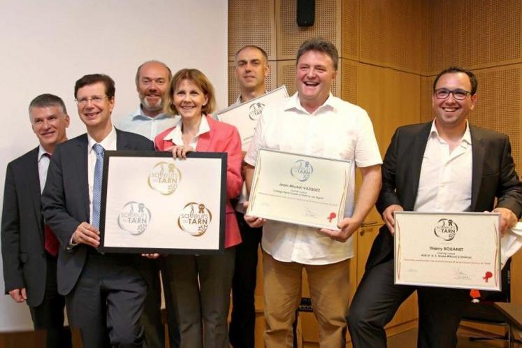 Pour ses 20 ans, l’association Agropoint a tenu à décerner trois médailles «Saveurs du Tarn» à des acheteurs qui jouent vraiment la carte des produits locaux, de droite à gauche : Thierry Rouanet (ASEI de Sérénac), Jean-Michel Vazquez (Collège de Vielmur-sur-Agoût) et Pascal Sudre (Hostellerie les Lauriers à Villeneuve-sur-Tarn)