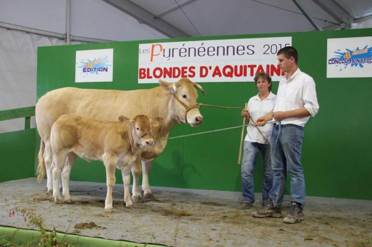 Fanny, du Gaec Planté-Moulet, termine 3ème de la section femelles suitées de plus de 5 ans.