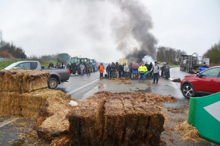 Lundi, de bon matin sur l’A68 barrée au niveau de l’échangeur de Montastruc-la-Conseillère en direction de Toulouse, les agriculteurs tarnais de la FDSEA et des JA donnent le ton.