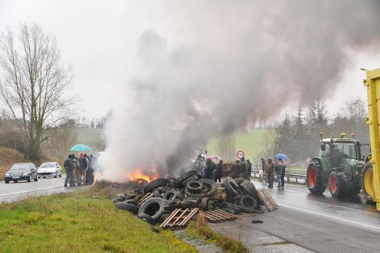 Tous les accès à l'A68 sont barricadés.