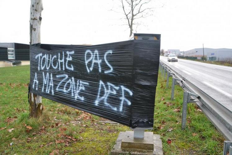 Autre action, le bâchage du radar automatique route de Millau.