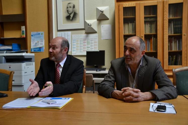 Pierre Verdier, du conseil général, et Jean-Claude Huc, président de la chambre d'agriculture, ont signé le document au conseil général.