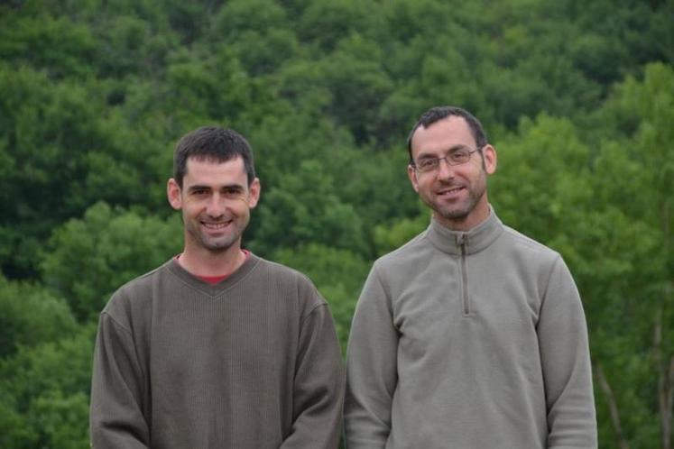 Cédric et Benoit Barria, les deux éleveurs associés du Gaec des boucles du Viaur à Montirat