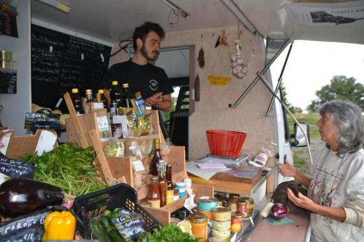 Le passage de l’épicerie ambulante, c’est l’occasion d’acheter des produits locaux mais aussi d’échanger sur tout type de sujets : du lien social, du vrai !