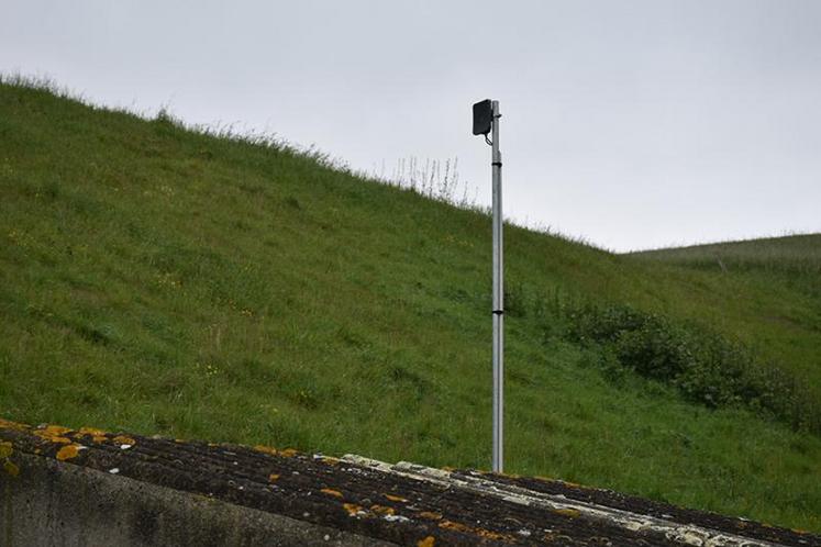 Une antenne a été rajoutée sur la cabane d'irrigation pour communiquer à distance avec l'installation.