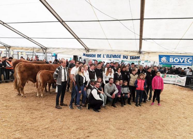 Au moment de la remise des prix, l’ensemble des éleveurs se sont réunis sur le ring pour une photo de famille.