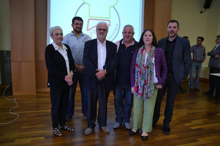 Jacqueline et Sébastien Cabrol, à gauche et les représentants des EHPAD de Labruguière, Lacrouzette et Saint-Amans-Soult avec lesquels ils travaillent.