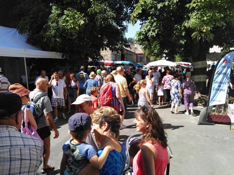 Visiteurs et touristes ont été nombreux, comme chaque année, à venir fêter l’ail dans les rues et sur les places de la ville médiévale. La cité du goût cultive la recette d’un succès qui ne se dément pas.