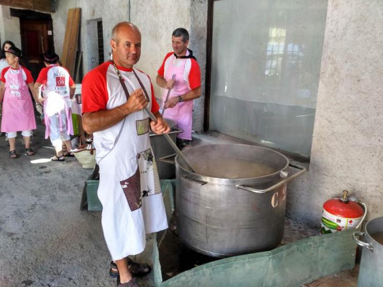 Les bénévoles n’ont pas chômé pour concocter la savoureuse soupe à l’ail offerte gracieusement aux visiteurs. Et il en faut courage et de l’abnégation pour tenir bon devant la chaleur des marmites !