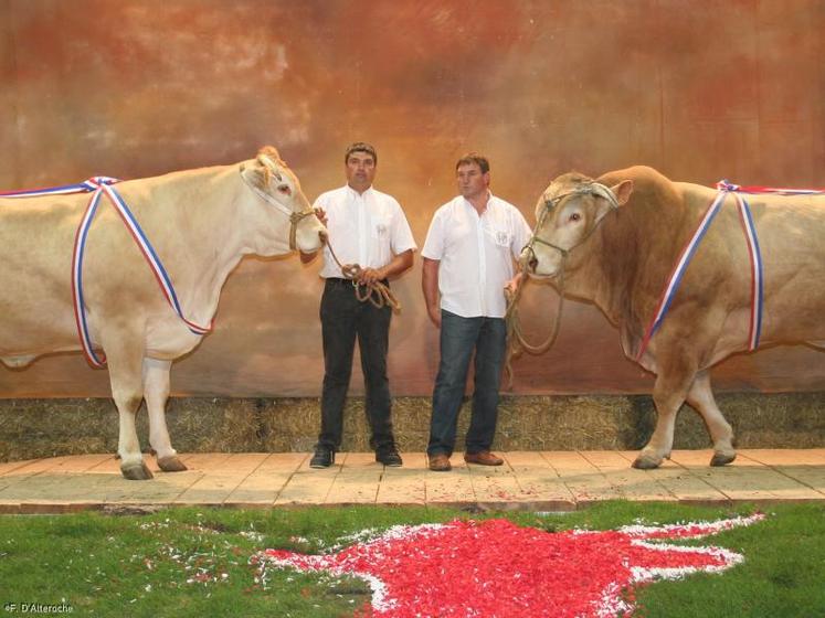 Charmante (championne femelle) de l'Earl Barthès et Exodus (champion mâle) du Gaec des Nauzes.