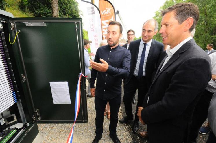 Le président du Département, Christophe Ramond, et le président de SFR FTTH, Lionel Recorbet, se font présenter le noeud de raccordement optique (NRO) de Burlats