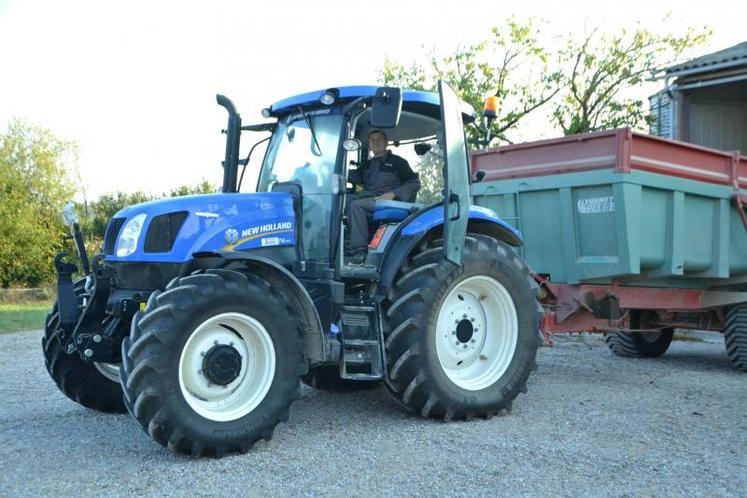 Pour Christian Pujol : «Plus court, plus maniable… mon tracteur 4 cylindres est l’idéal pour les travaux de pulvérisation et d’engrais !»