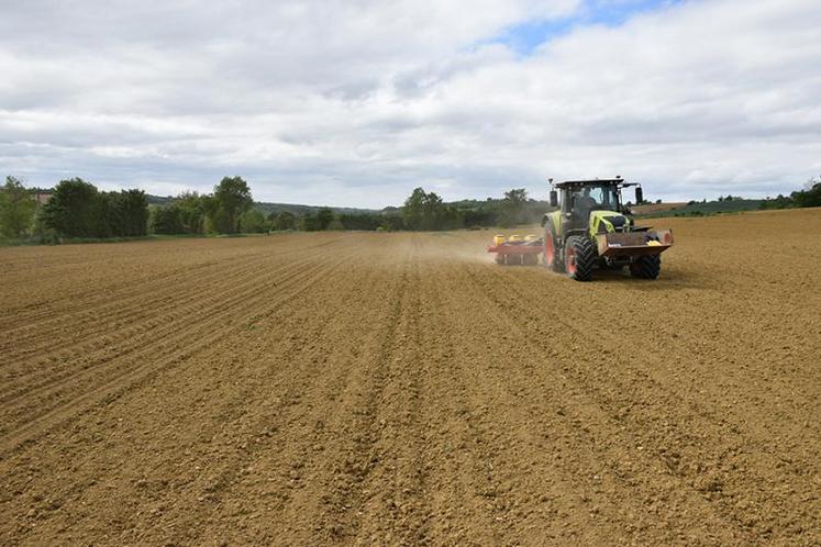 Le passage juste à gauche du tracteur sur la photo sera semé un peu plus tard. La précision spatiale et temporelle RTK produira alors une ligne de guidage d'une précision centimétrique.