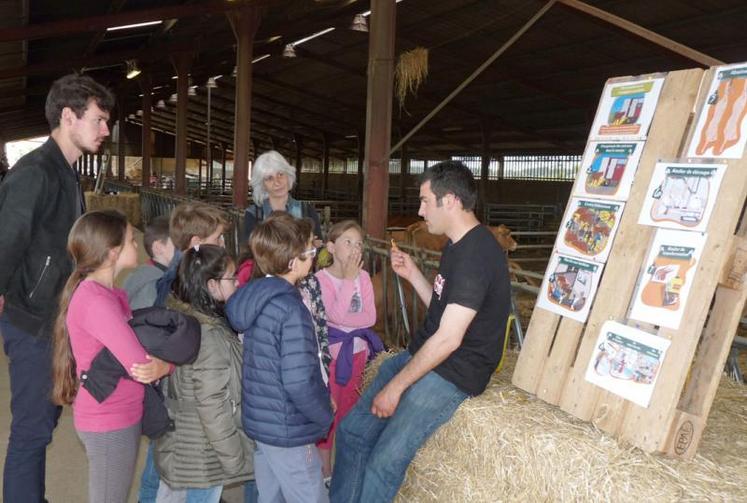 Une dizaine d’éleveurs membres de la section sont venus accompagner l’éleveur pour animer les différents ateliers présentés aux enfants.