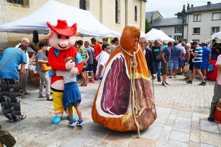 Les mascottes cochon et jambon ont animé les rues de Lacaune.