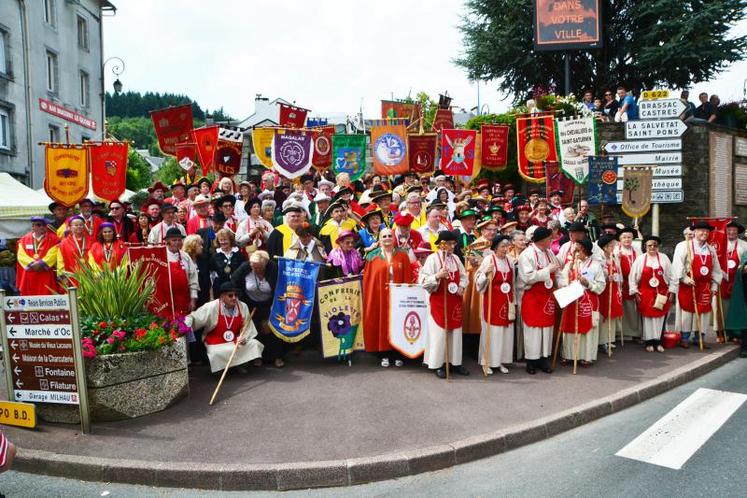 Plus d’une vingtaine de confréries représentant les vins de Gaillac, les mange tripes d’Alès et même la tarte tatin de Sologne ou le stofé de Belgique sont venues épauler les maseliers de Lacaune.