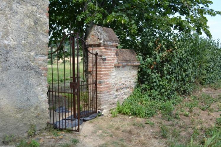 A l'extérieur, le portillon a été refait,