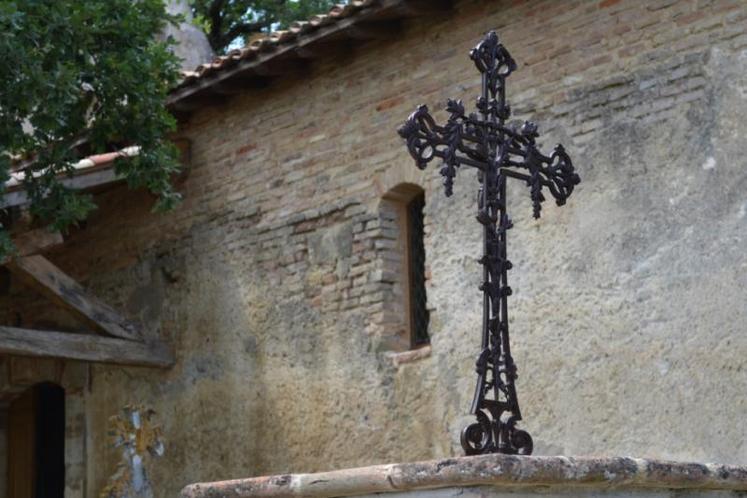 la croix du cimétière et son socle,