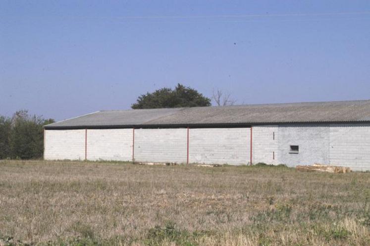 C'est sur cette partie arrière de la toiture du bâtiment de la Cuma de St-Antonin que seront installés les panneaux photovoltaïques.