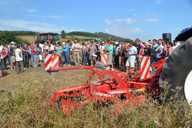 300 personnes ont participé à la journée «Un sol vivant pour une agriculture performante» organisée par la chambre d’agriculture et la FDCuma du Tarn le 18 septembre dernier à Viviers-les-Montagnes.