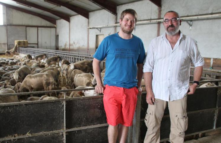 Séverin Roques et Marc Martin (à droite), technicien du Contrôle laitier ovin.