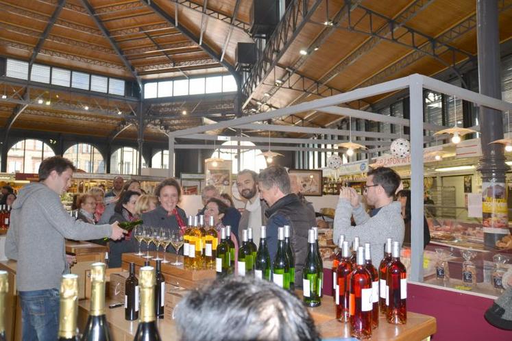 Stéphanie Guiraud-Chaumeil, maire d'Albi, accompagnée de nombreux Albigeois ont suivi la visite du célèbre cuisinier, Cyril Lignac.