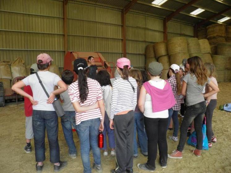 Les élèves de la classe de CM1-CM2 de l'école de Villeneuve-sur-Tarn se sont rendus sur l'exploitation de M. Bermond.