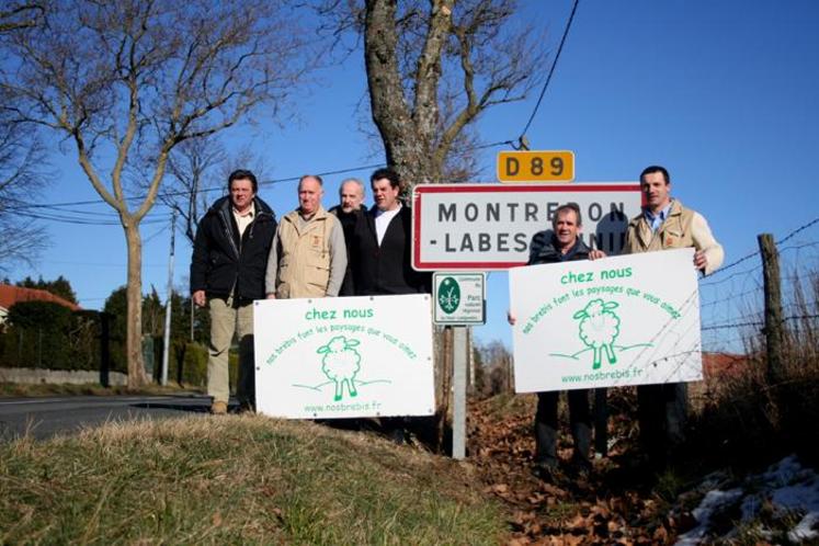 L'implantation du premier panneau à l'entrée de Montredon-Labessonnié le mercredi 4 février.