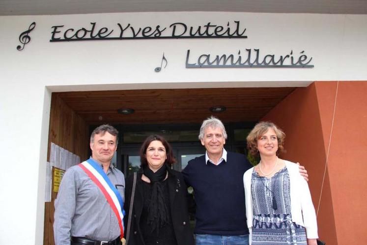 Yves Duteil en présence d'Hervé Boulade, maire de Lamillarié et des institutrices.