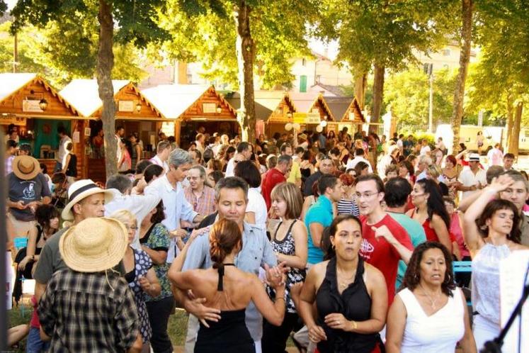 Plus de 1300 personnes se sont déhanchées au rythme effréné de la salsa, le vendredi soir, lors de l'apéro-concert organisé par les jeunes agriculteurs du Tarn.
