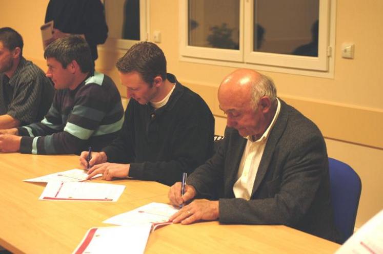 Les maires ou leurs représentants des 21 communes des cantons de Valence d'Albi et de Valdériès ont signé la charte de bon voisinage.