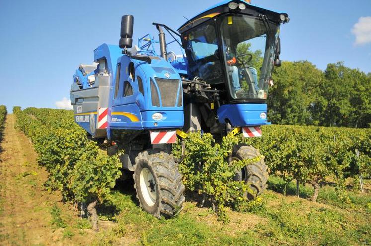 La nouvelle New Holland 6040 de la Cuma de Mailhoc à l’œuvre.