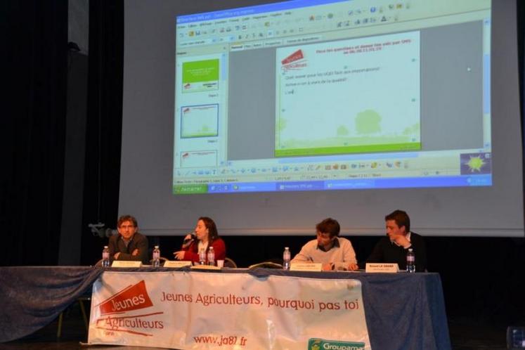 Tribune lors de l'Assemblée Générale des Jeunes Agriculteurs du Tarn à Sorèze