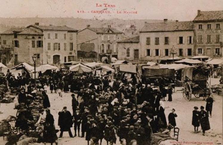 Le marché de Carmaux a été créé en 1825 par Claude Paliès, alors maire de Carmaux. Ici, une photo datant du début du XX° siècle.