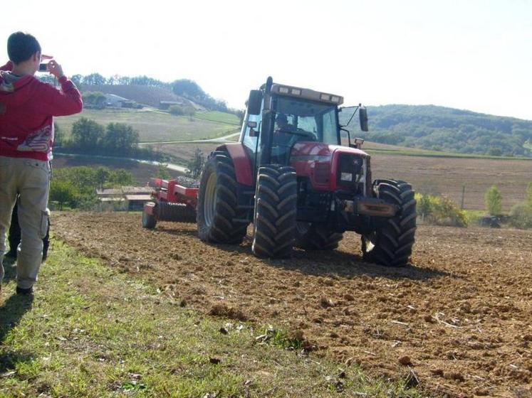 Les collégiens d'Aristide Bruant à Albi ont participé à leur façon au semis sur l'exploitation de Thierry Roch, à Carlus.