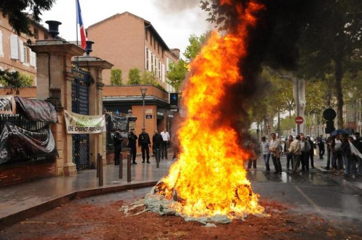 La FDSEA et JA ont installé deux bûchers devant la préfecture à Albi et la sous-préfecture à Castres.