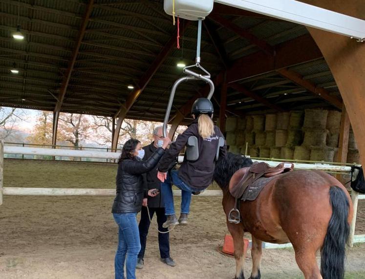 L’équilève est un équipement destiné à l’équitation adaptée. Cette année, les élèves et enseignants s’exercent entre eux.
