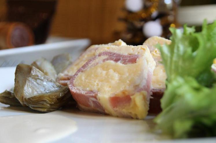 En entrée, une terrine de vieille tomme artichauts à la crème d’ail rose de Lautrec