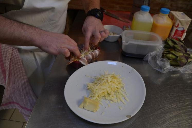 Après avoir râper la tomme, répartir dans le moule.