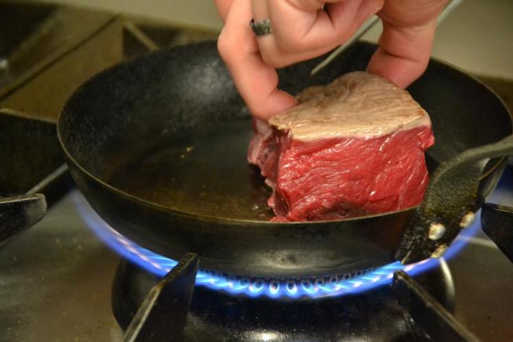 Griller les pavés de bœuf dans une poêle très chaude sur chaque face.